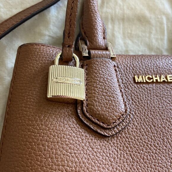 MK Médium Satchel with xbody strap and key card holder marching NWT brown gold - Picture 6 of 16